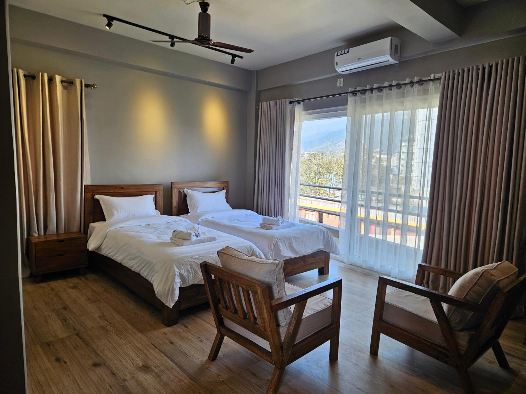 Hotel Blossom Pokhara Bagian luar foto