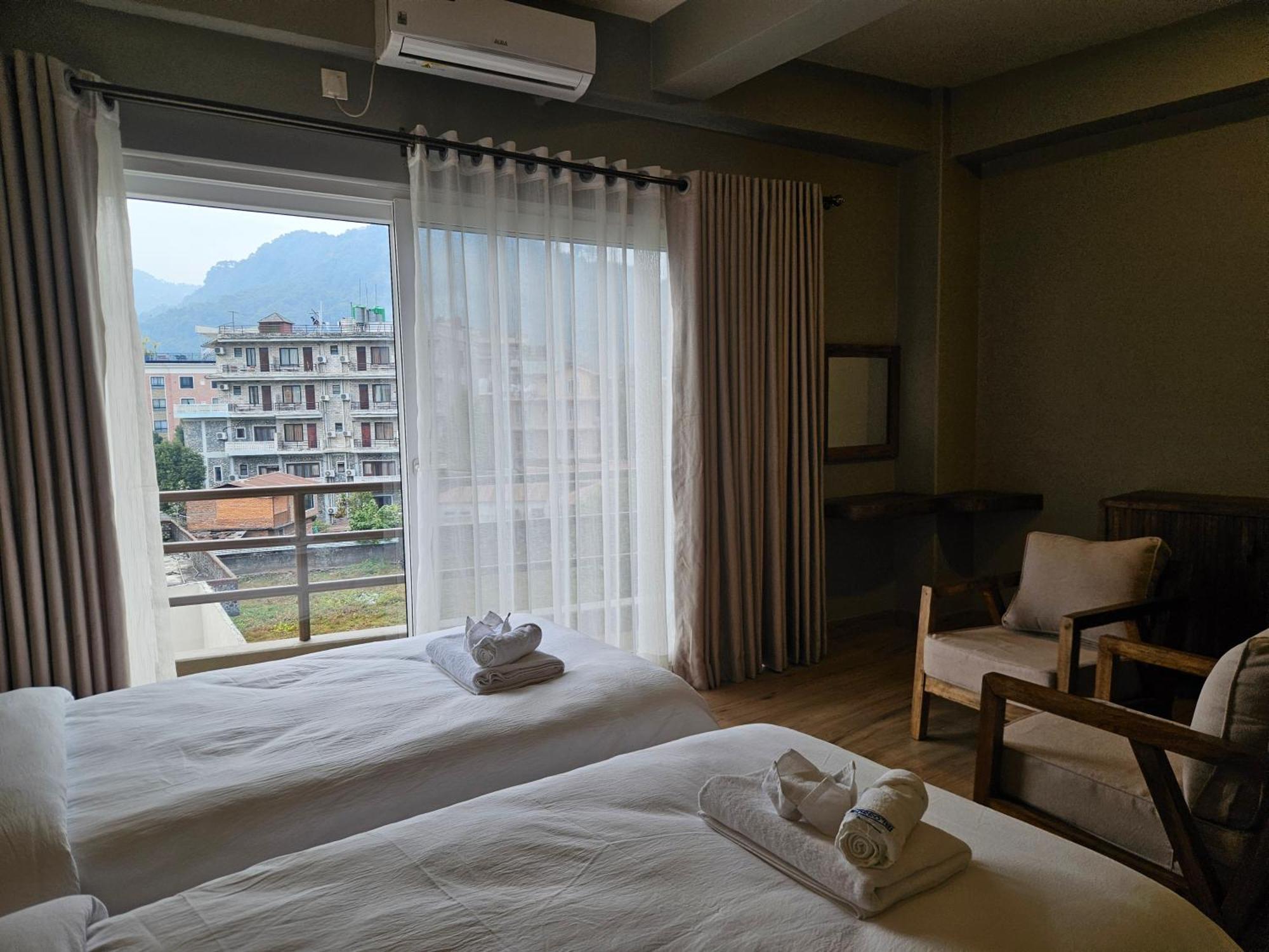 Hotel Blossom Pokhara Bagian luar foto