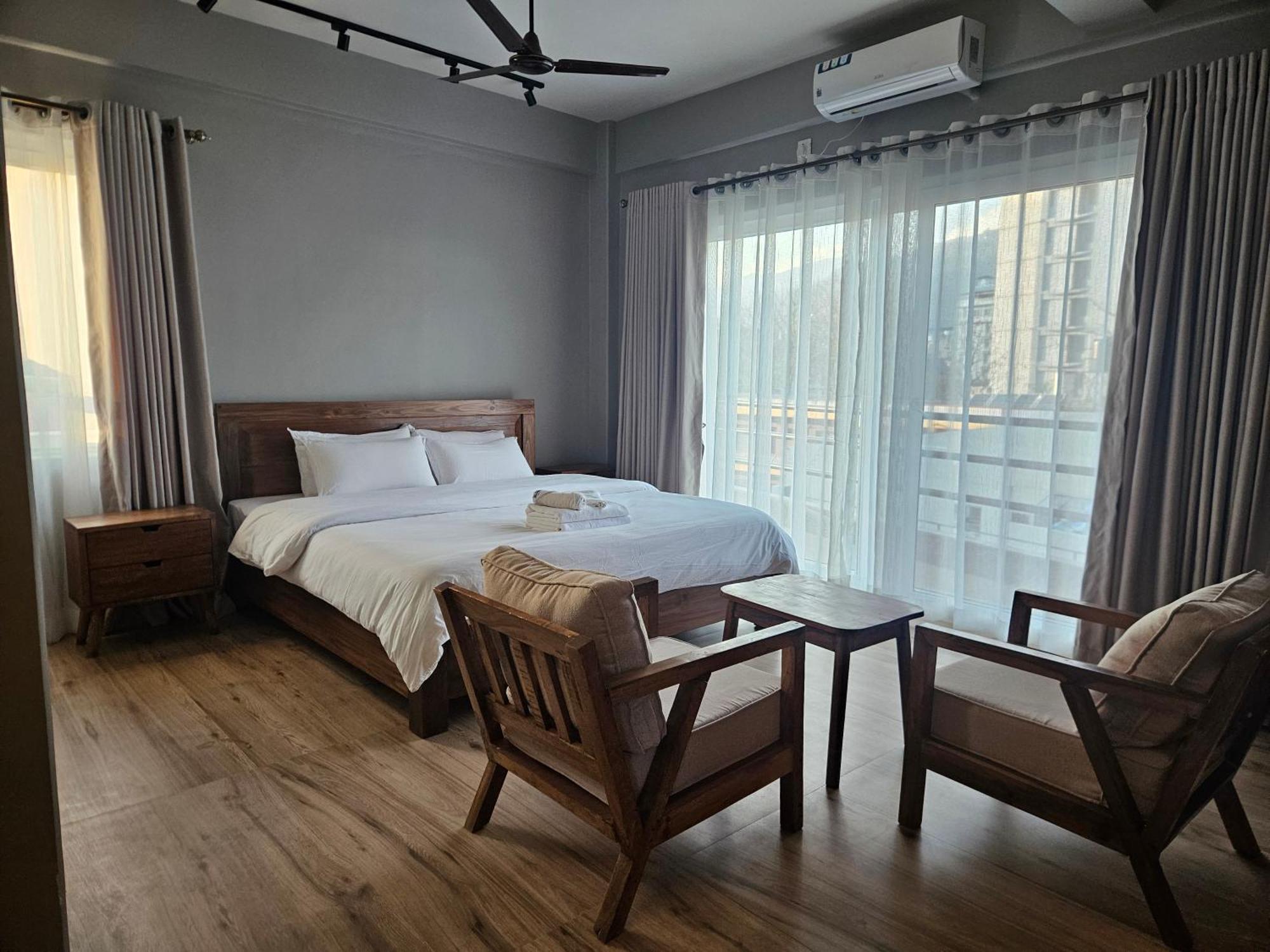 Hotel Blossom Pokhara Ruang foto