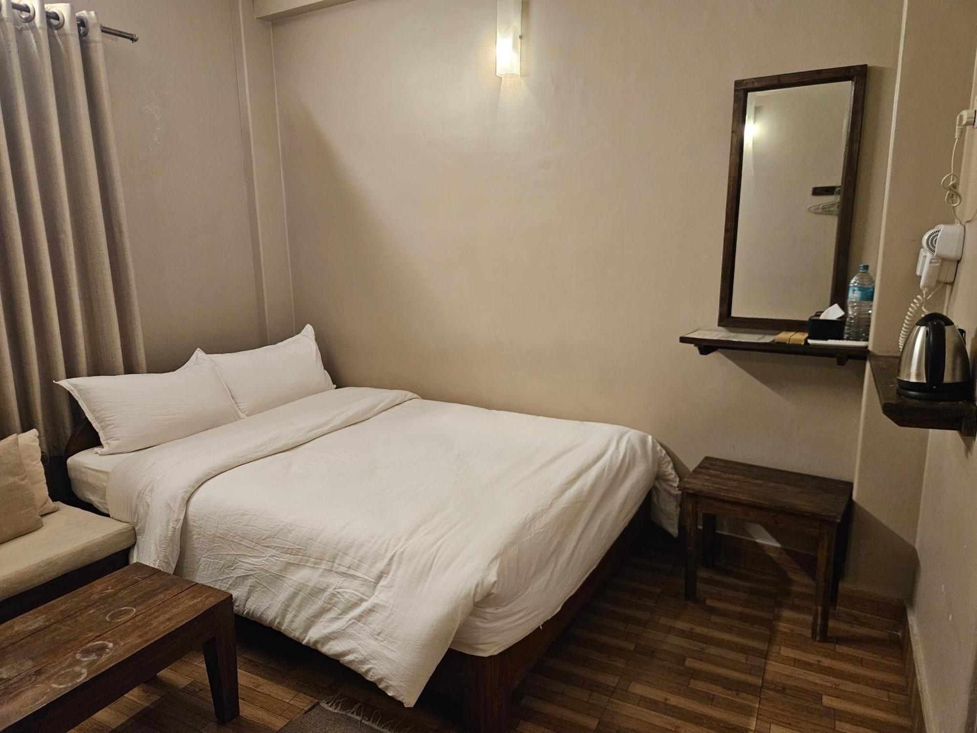 Hotel Blossom Pokhara Ruang foto